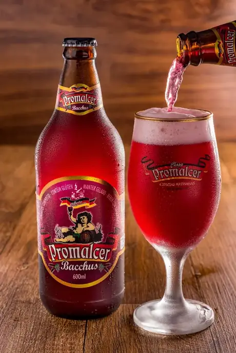 Garrafa de 600 ml do Promalcer Bacchus, chopp de vinho, servido na taça.