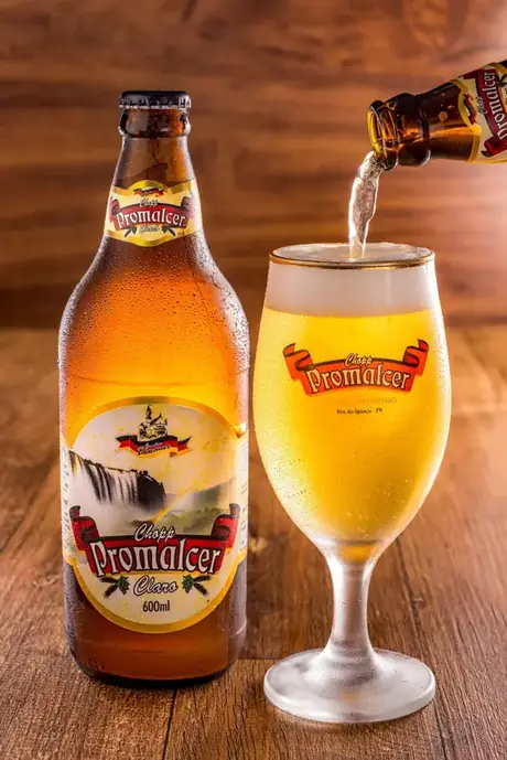 Garrafa de 600 ml do Chopp Promalcer Claro servido na taça.